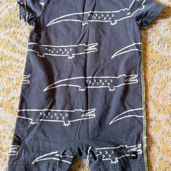 Tea Collection Pocket Shortie Baby Romper - Croc Contrast - Picture 3 of 3